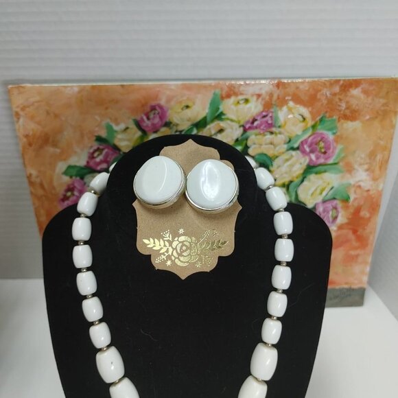3/$30 Vintage 50s white Lucite plastic beaded graduated choker necklace Earrings - Picture 4 of 5